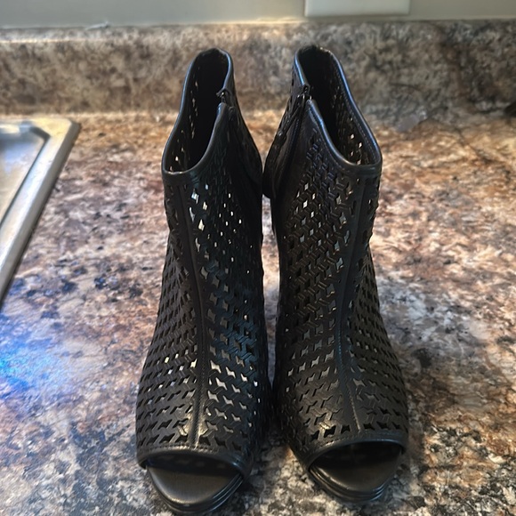 Gianni Bini Sz. 7.5 Black Leather Cut out Stiletto - Picture 2 of 8